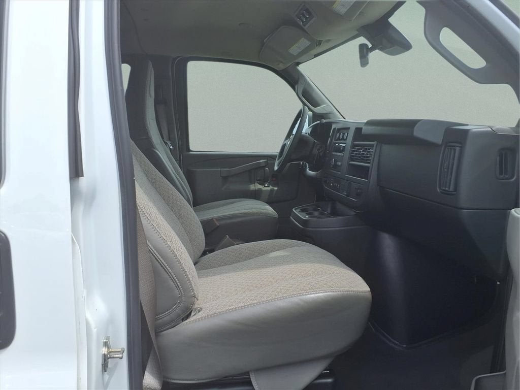 2024 Chevrolet Express Passenger 3500 1LT